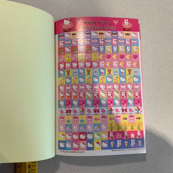 2011 HELLO KITTY PLANNER BRAND NEW - Picture 3 of 13